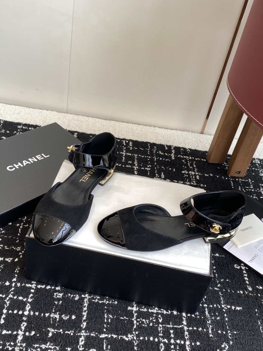 代购级
CHANEL 香奈儿 25ss 春夏秀款中空凉鞋 

第一眼看上就被种草了根据天气变化自由穿搭！