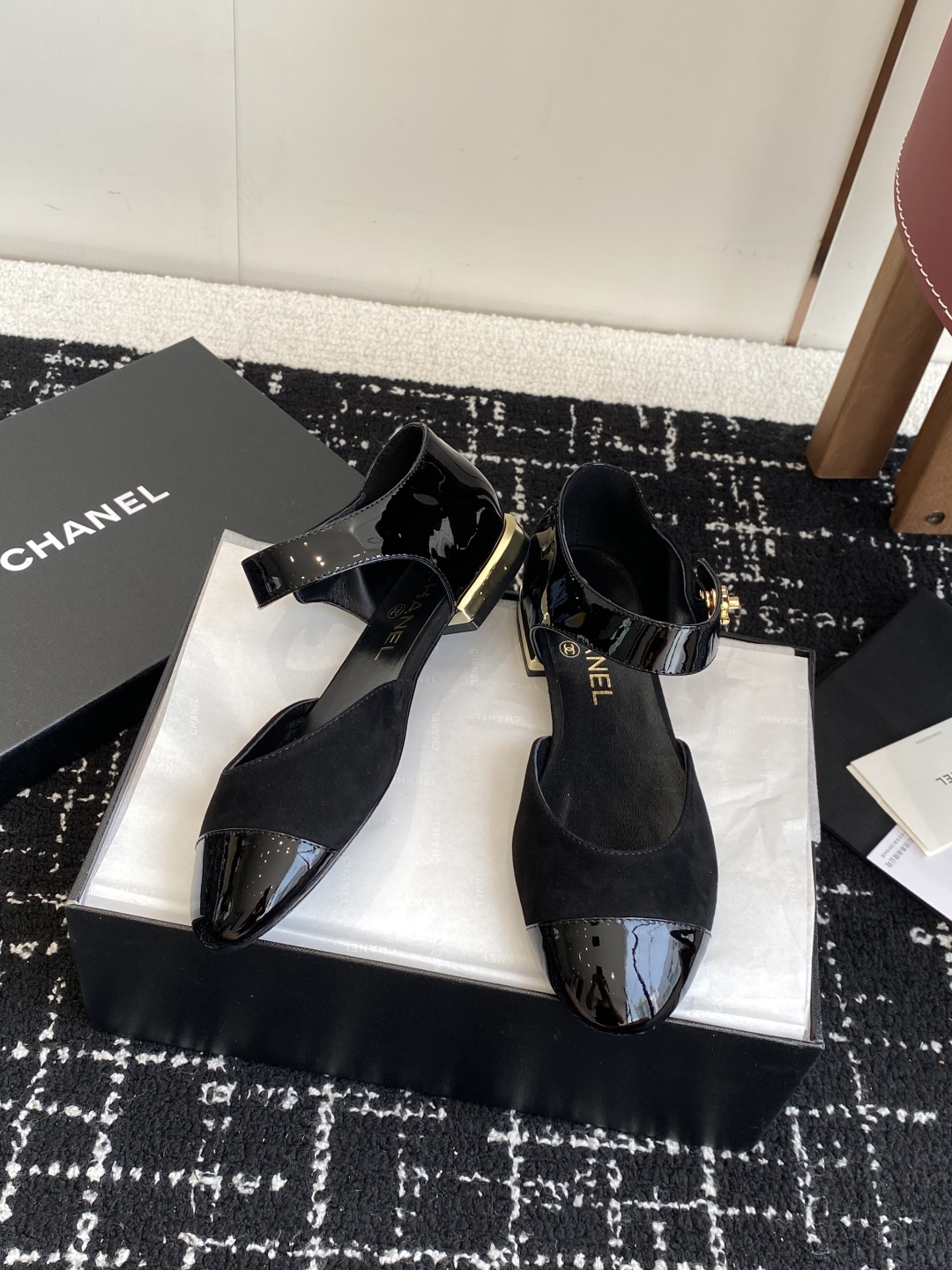 代购级
CHANEL 香奈儿 25ss 春夏秀款中空凉鞋 

第一眼看上就被种草了根据天气变化自由穿搭！