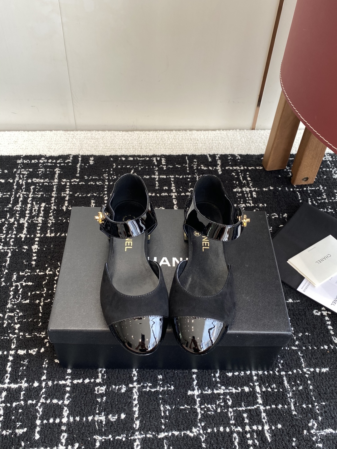代购级
CHANEL 香奈儿 25ss 春夏秀款中空凉鞋 

第一眼看上就被种草了根据天气变化自由穿搭！