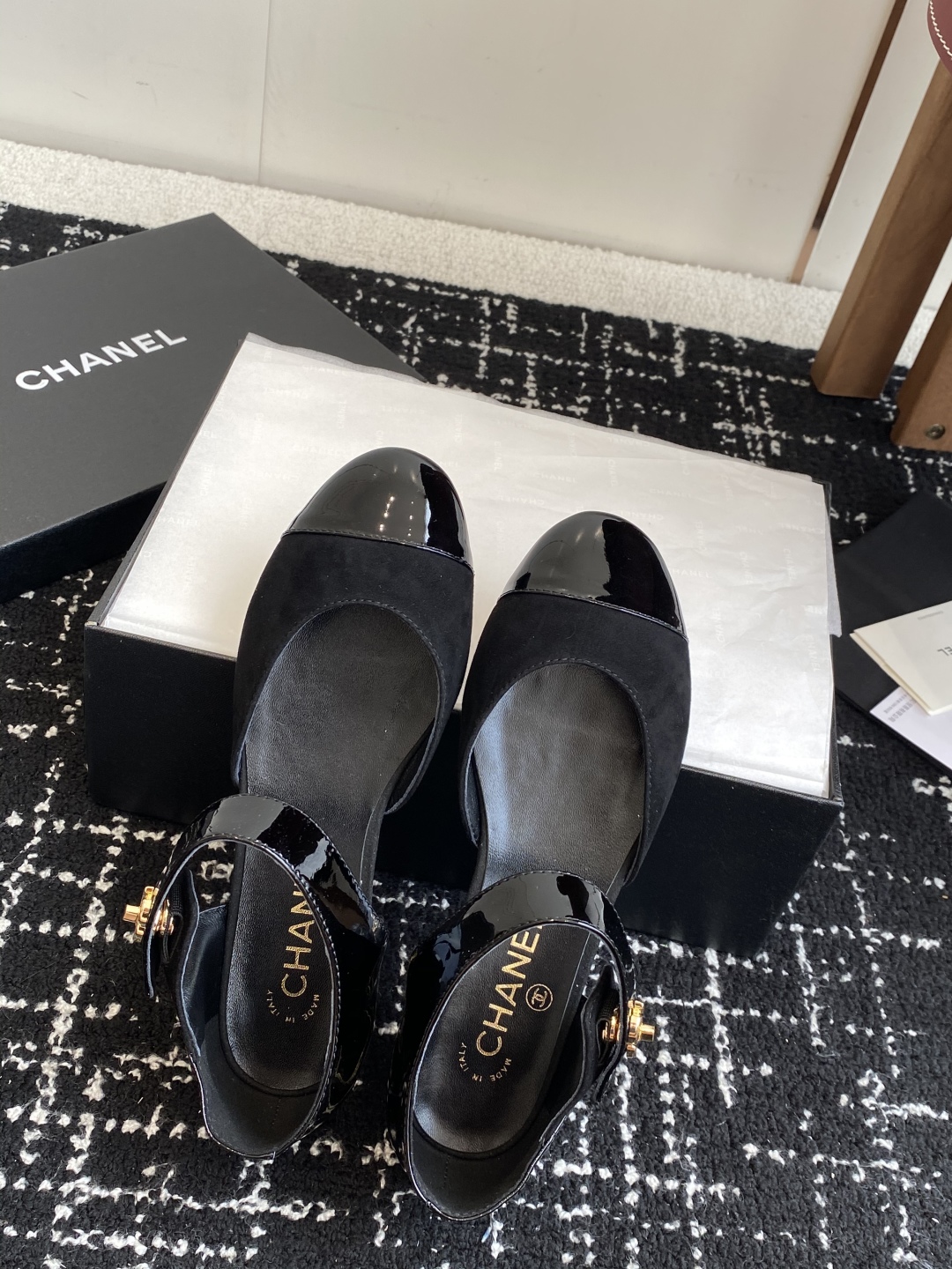 代购级
CHANEL 香奈儿 25ss 春夏秀款中空凉鞋 

第一眼看上就被种草了根据天气变化自由穿搭！
