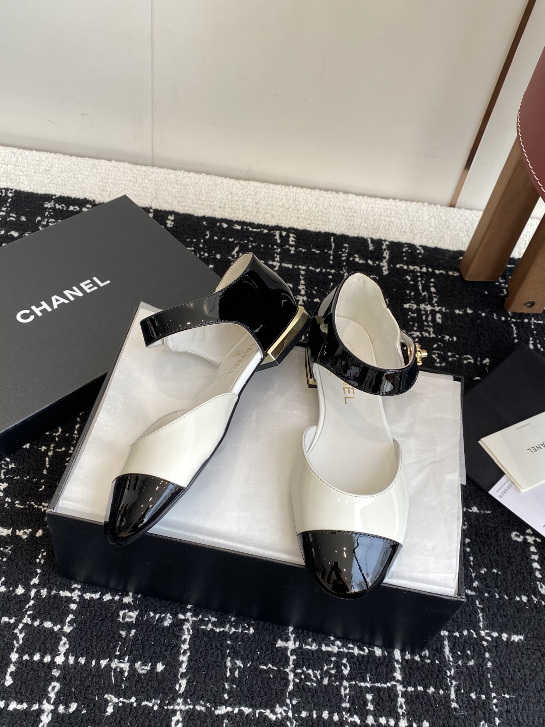 代购级
CHANEL 香奈儿 25ss 春夏秀款中空凉鞋 

第一眼看上就被种草了根据天气变化自由穿搭！