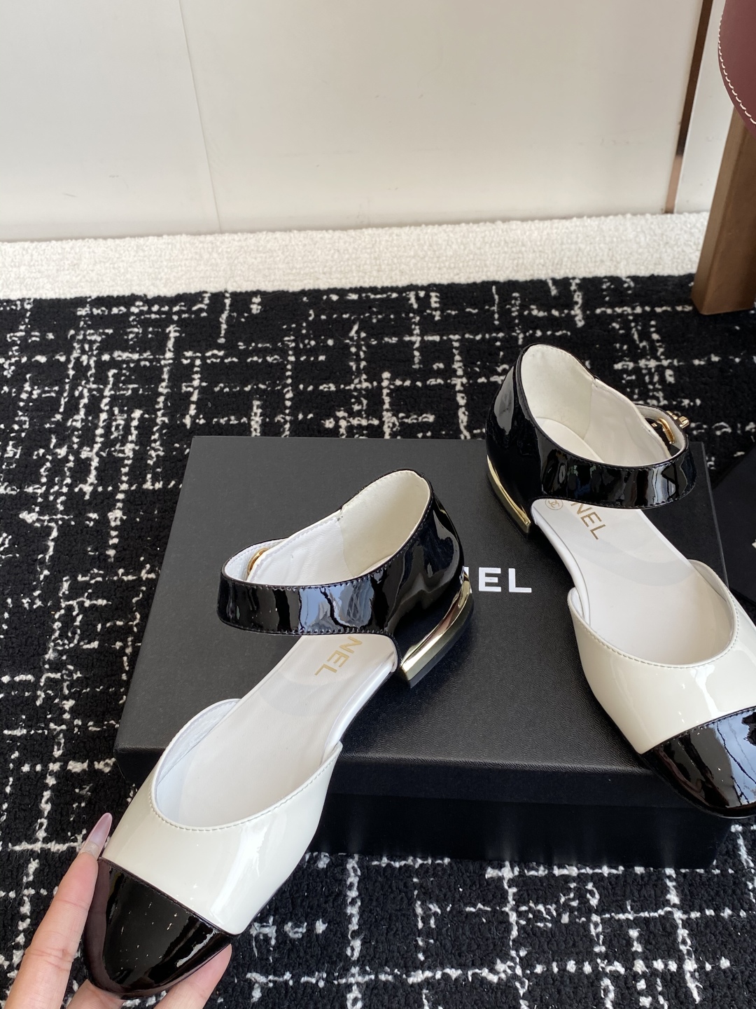 代购级
CHANEL 香奈儿 25ss 春夏秀款中空凉鞋 

第一眼看上就被种草了根据天气变化自由穿搭！