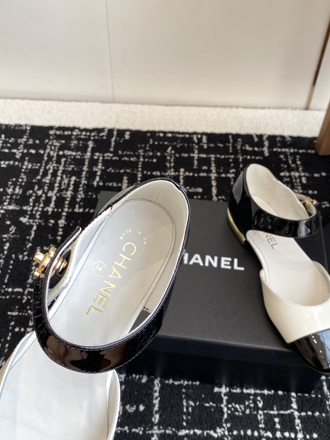 代购级
CHANEL 香奈儿 25ss 春夏秀款中空凉鞋 

第一眼看上就被种草了根据天气变化自由穿搭！