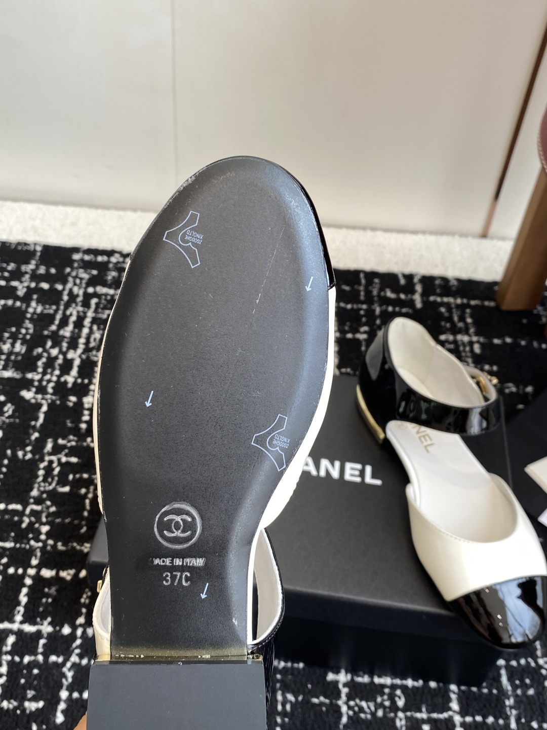 代购级
CHANEL 香奈儿 25ss 春夏秀款中空凉鞋 

第一眼看上就被种草了根据天气变化自由穿搭！