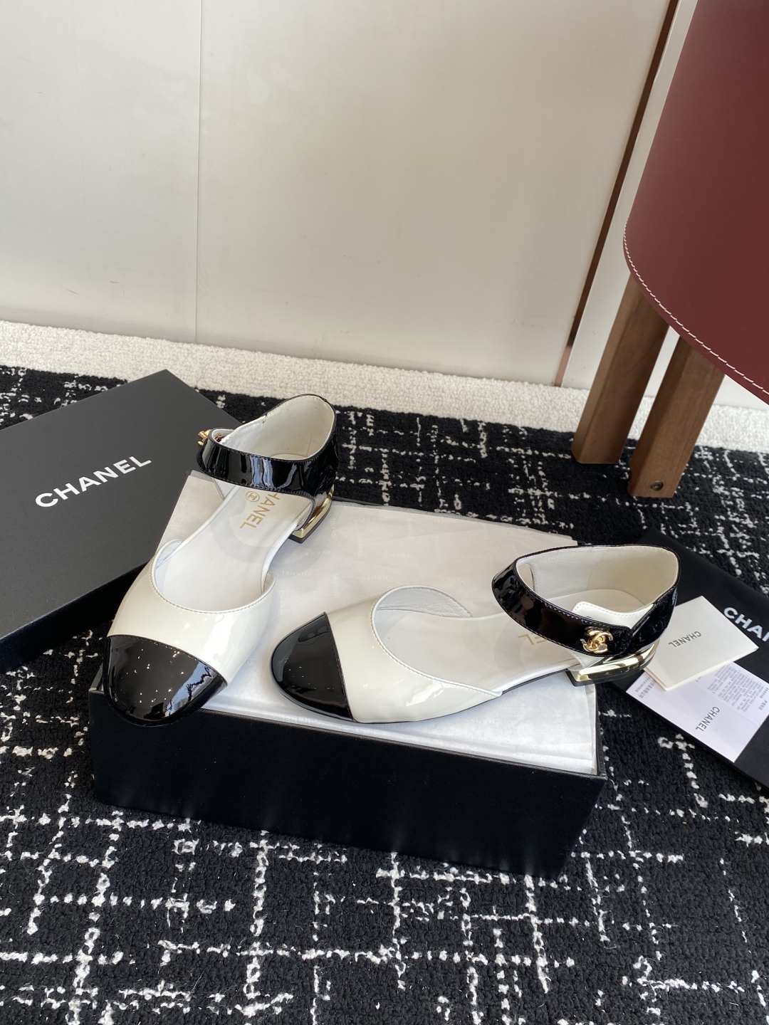 代购级
CHANEL 香奈儿 25ss 春夏秀款中空凉鞋 

第一眼看上就被种草了根据天气变化自由穿搭！