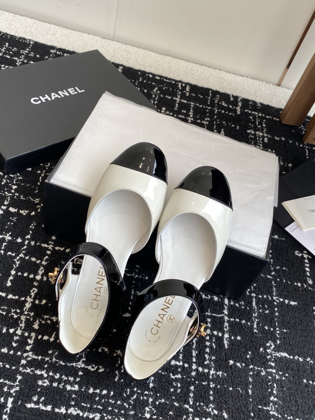 代购级
CHANEL 香奈儿 25ss 春夏秀款中空凉鞋 

第一眼看上就被种草了根据天气变化自由穿搭！