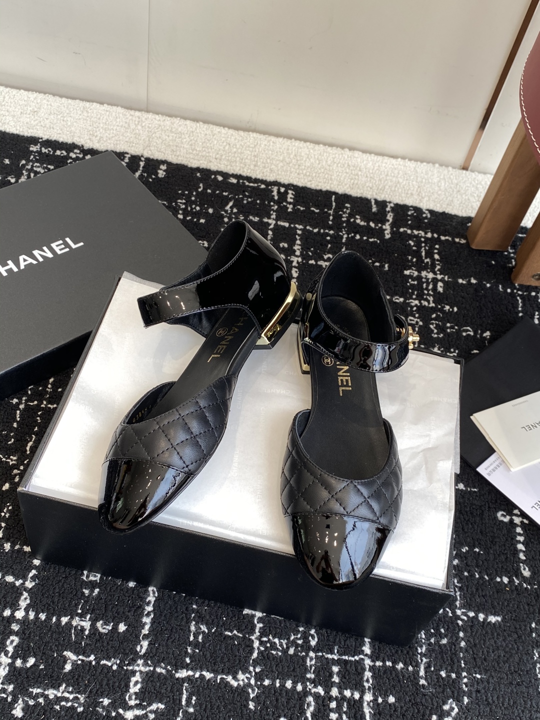 代购级
CHANEL 香奈儿 25ss 春夏秀款中空凉鞋 

第一眼看上就被种草了根据天气变化自由穿搭！