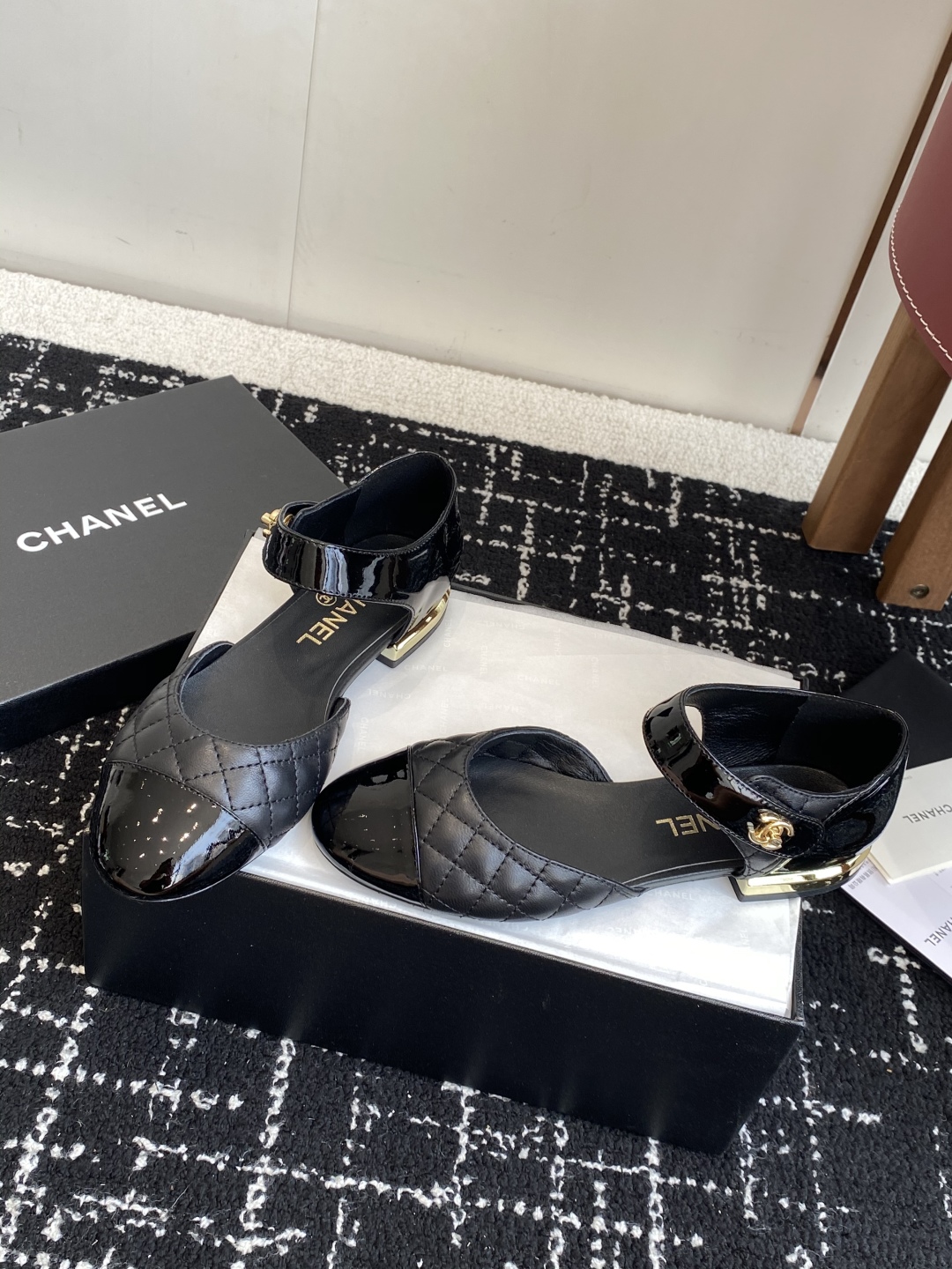 代购级
CHANEL 香奈儿 25ss 春夏秀款中空凉鞋 

第一眼看上就被种草了根据天气变化自由穿搭！