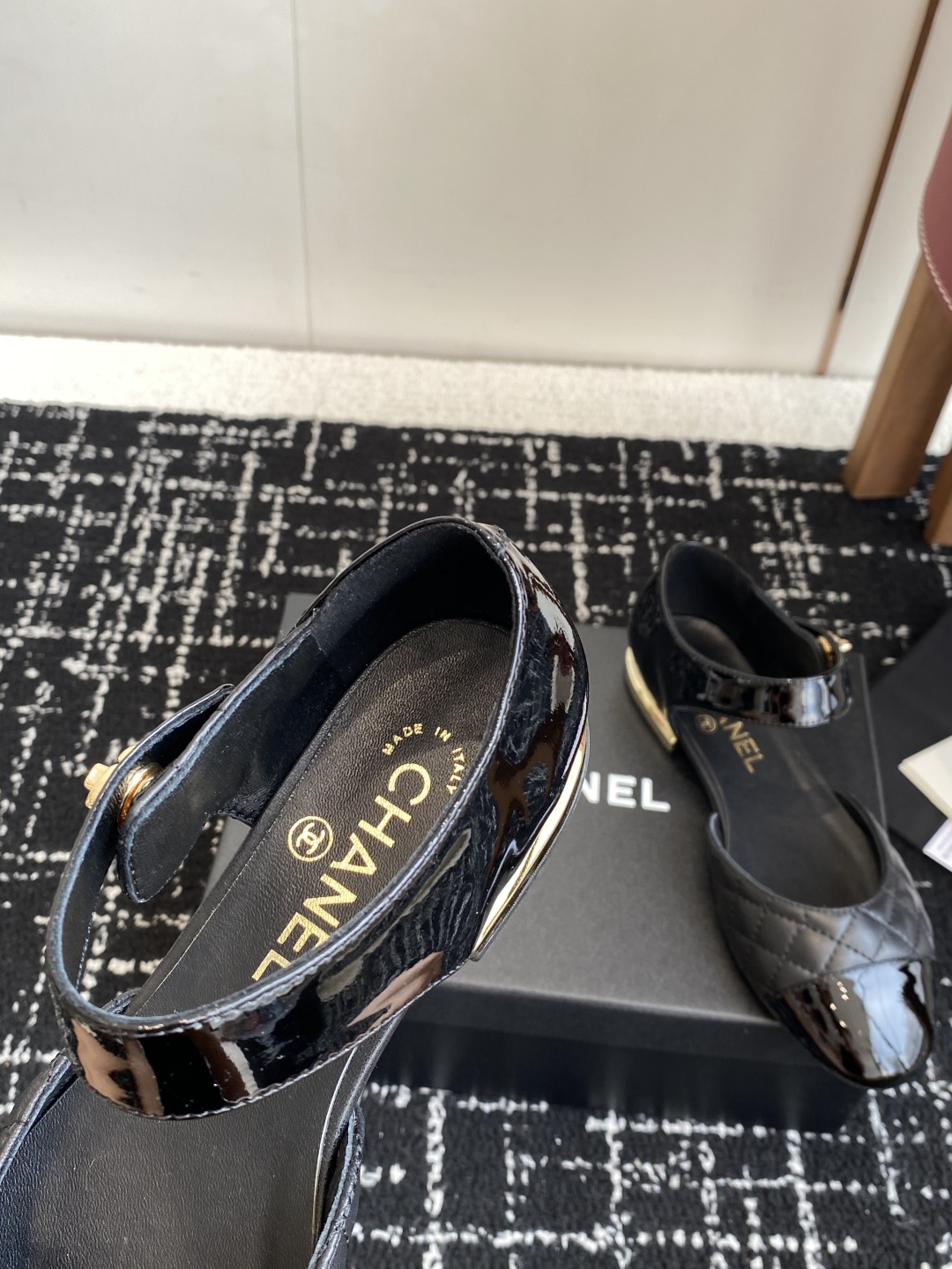 代购级
CHANEL 香奈儿 25ss 春夏秀款中空凉鞋 

第一眼看上就被种草了根据天气变化自由穿搭！