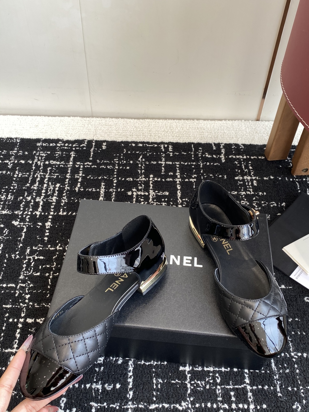 代购级
CHANEL 香奈儿 25ss 春夏秀款中空凉鞋 

第一眼看上就被种草了根据天气变化自由穿搭！