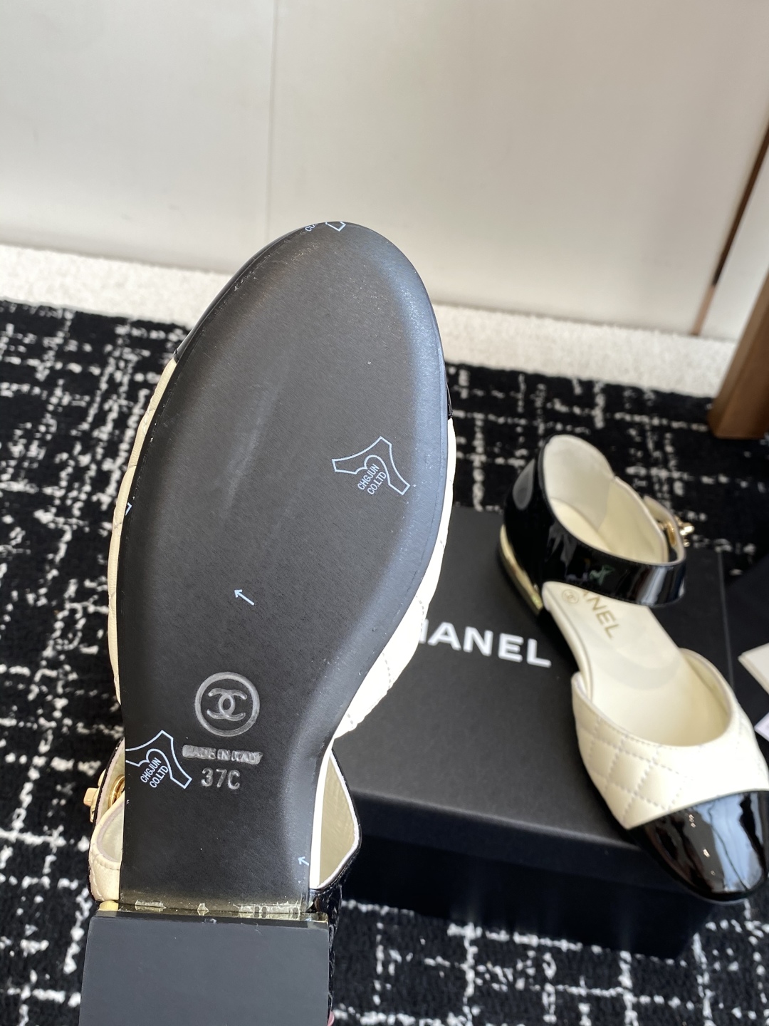 代购级
CHANEL 香奈儿 25ss 春夏秀款中空凉鞋 

第一眼看上就被种草了根据天气变化自由穿搭！