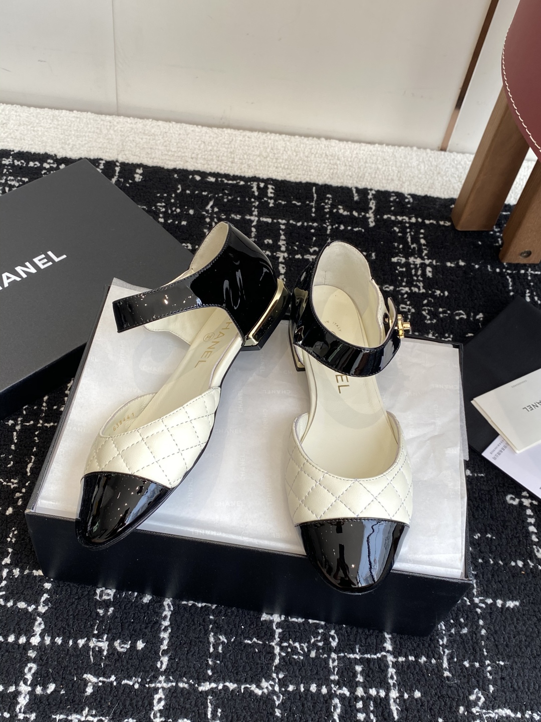 代购级
CHANEL 香奈儿 25ss 春夏秀款中空凉鞋 

第一眼看上就被种草了根据天气变化自由穿搭！