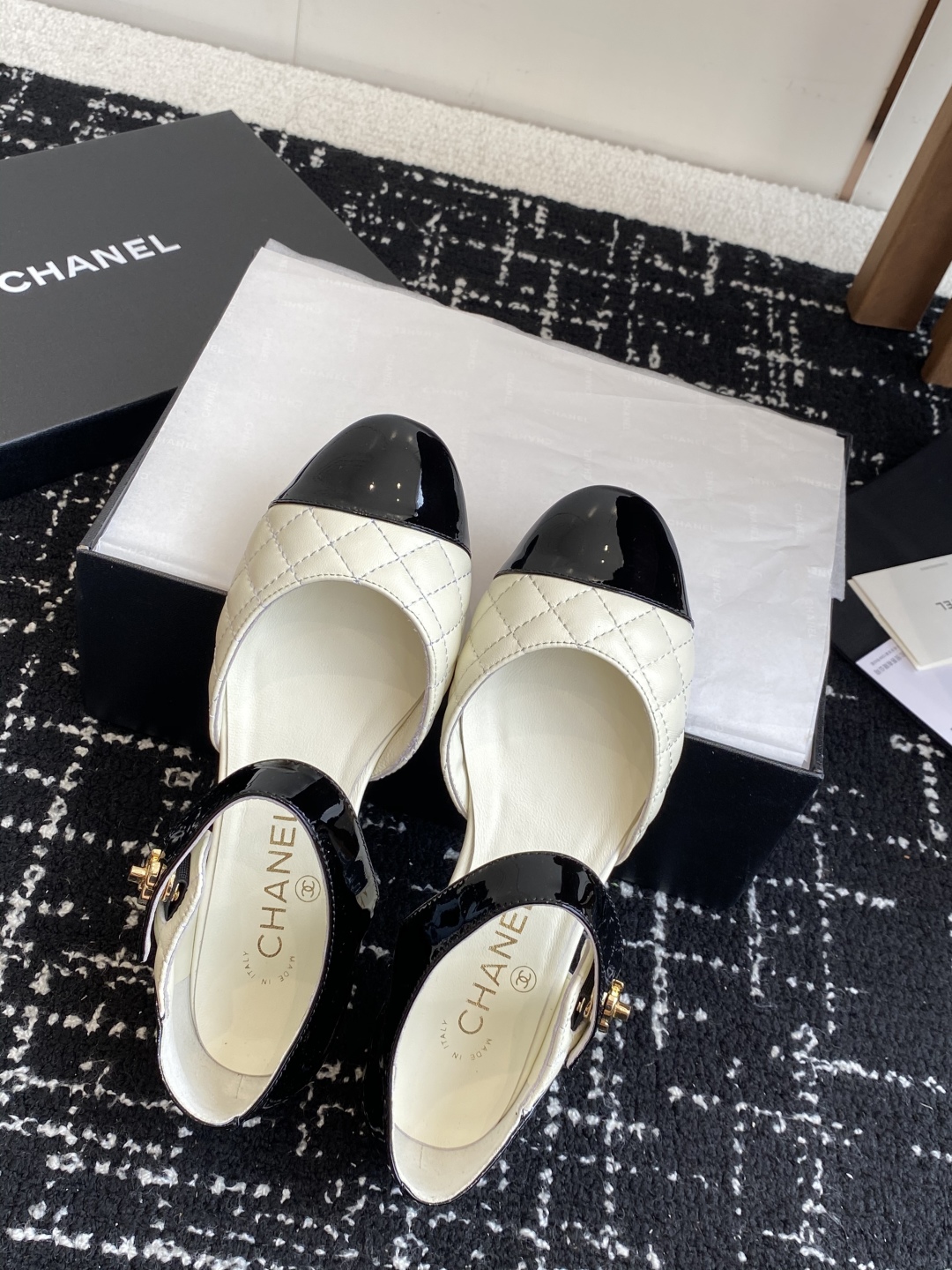 代购级
CHANEL 香奈儿 25ss 春夏秀款中空凉鞋 

第一眼看上就被种草了根据天气变化自由穿搭！