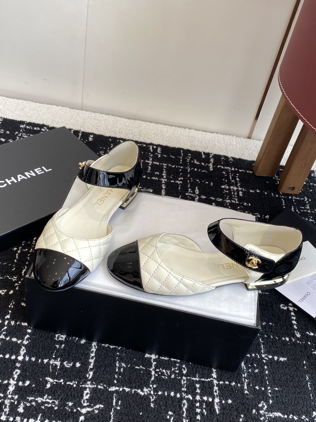 代购级
CHANEL 香奈儿 25ss 春夏秀款中空凉鞋 

第一眼看上就被种草了根据天气变化自由穿搭！