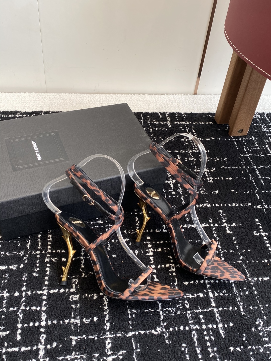 代购级
YSL 圣罗兰 SAINT LAURENT 25ss 春夏 新款凉鞋 

圣罗兰春夏新款 Mel