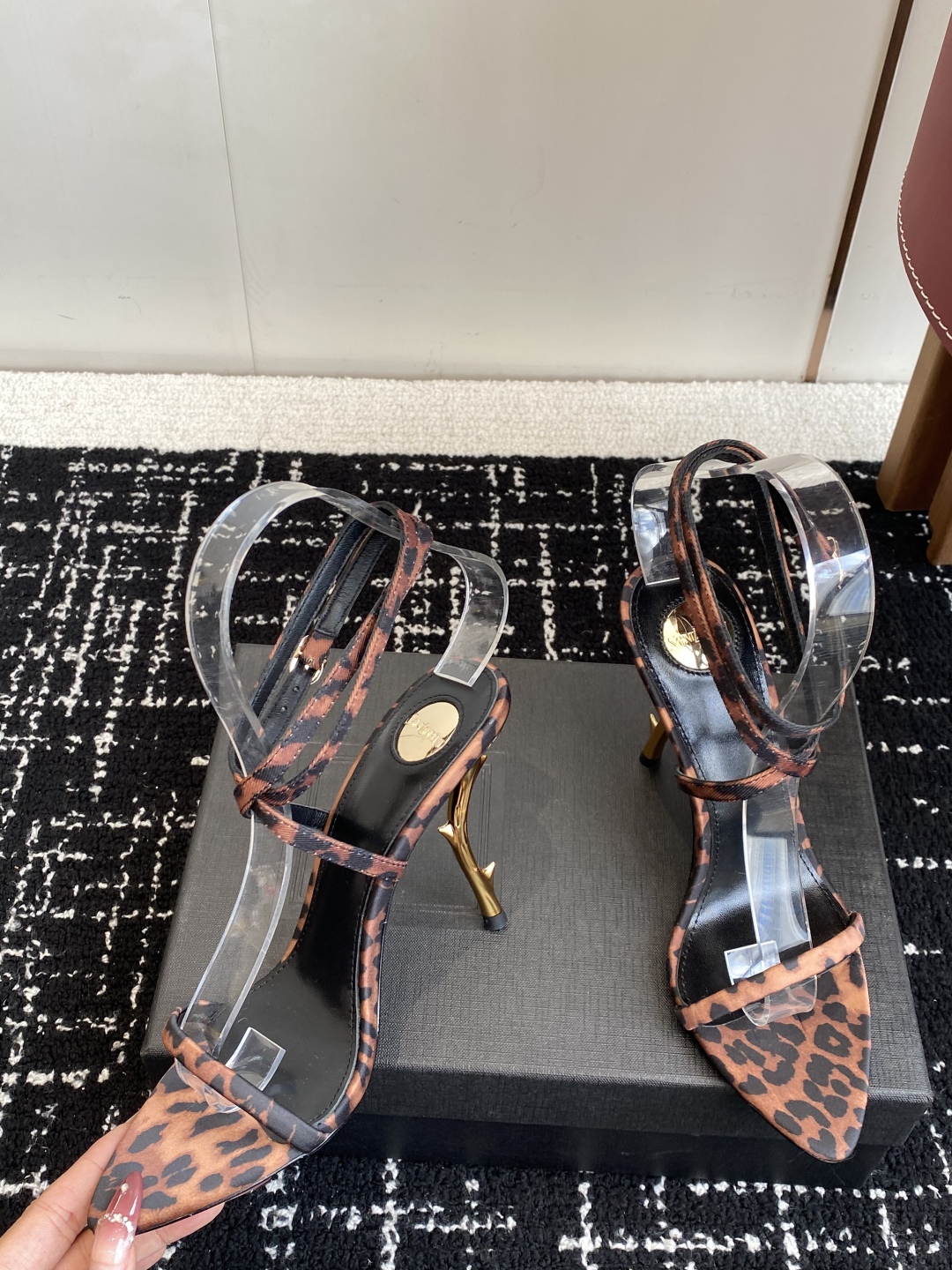 代购级
YSL 圣罗兰 SAINT LAURENT 25ss 春夏 新款凉鞋 

圣罗兰春夏新款 Mel