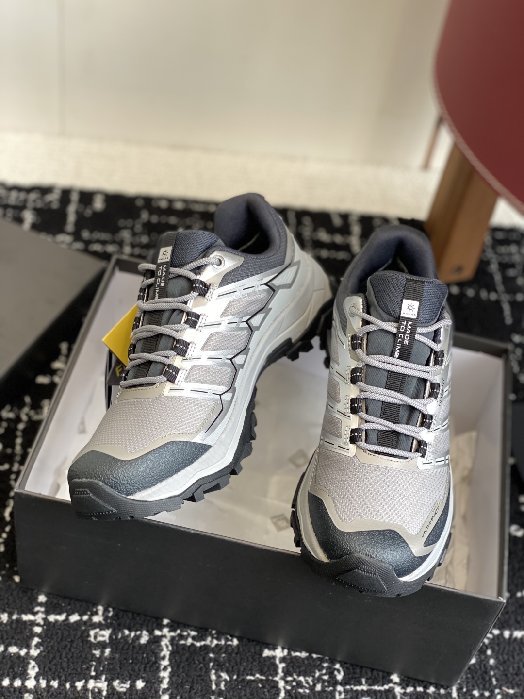 东莞代购级
凯乐石KAILAS 远征5 FLT 舒适简约经典登山 防滑耐磨防水 低帮 徒步鞋！

采用V