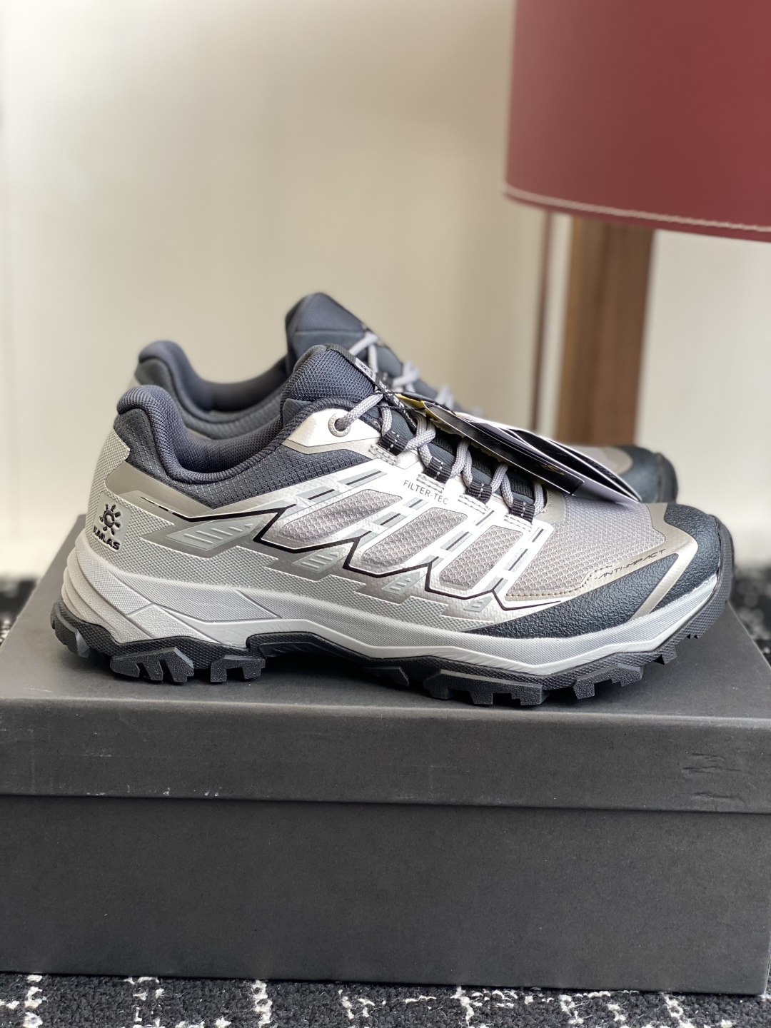 东莞代购级
凯乐石KAILAS 远征5 FLT 舒适简约经典登山 防滑耐磨防水 低帮 徒步鞋！

采用V