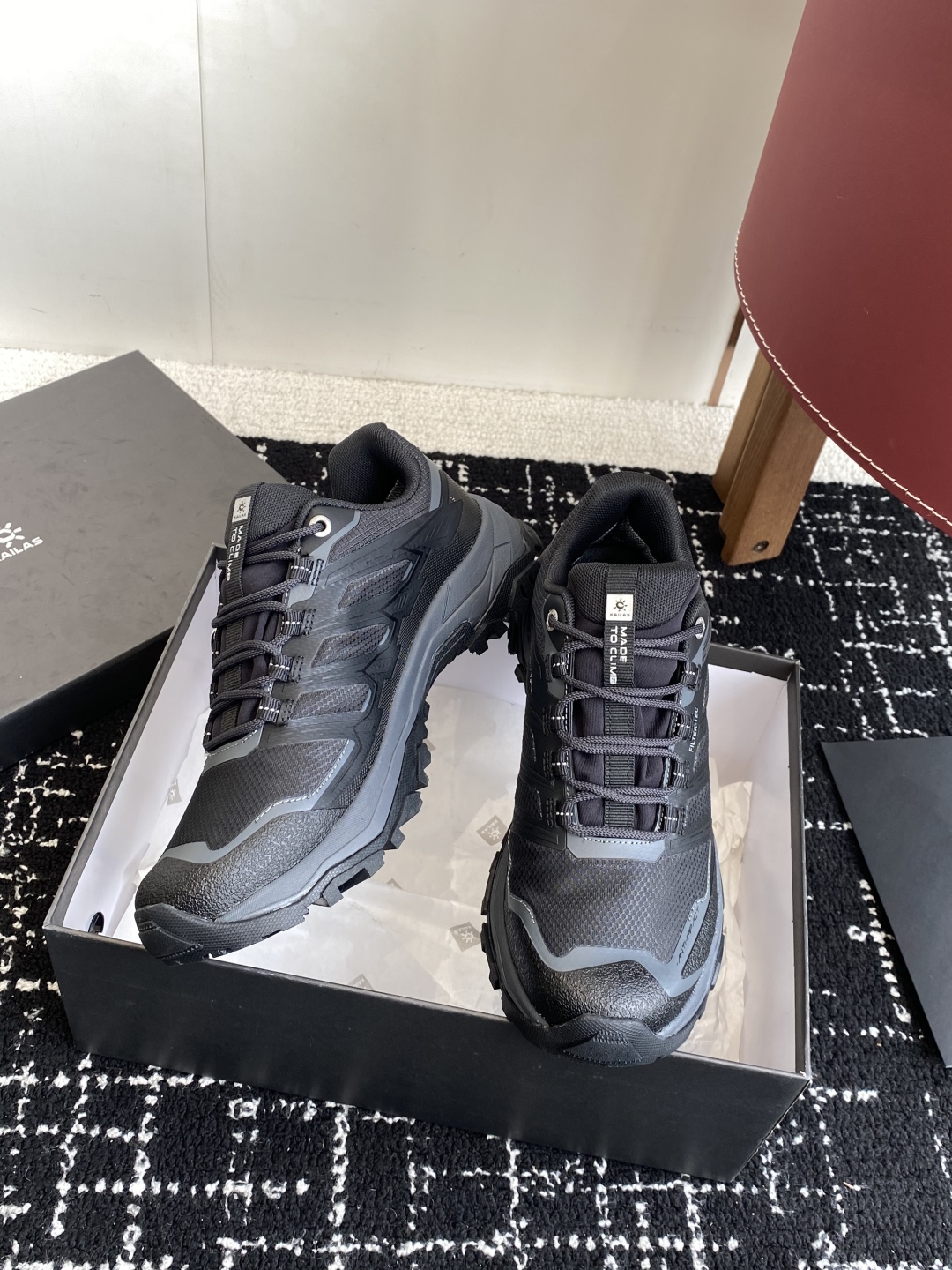 东莞代购级
凯乐石KAILAS 远征5 FLT 舒适简约经典登山 防滑耐磨防水 低帮 徒步鞋！

采用V