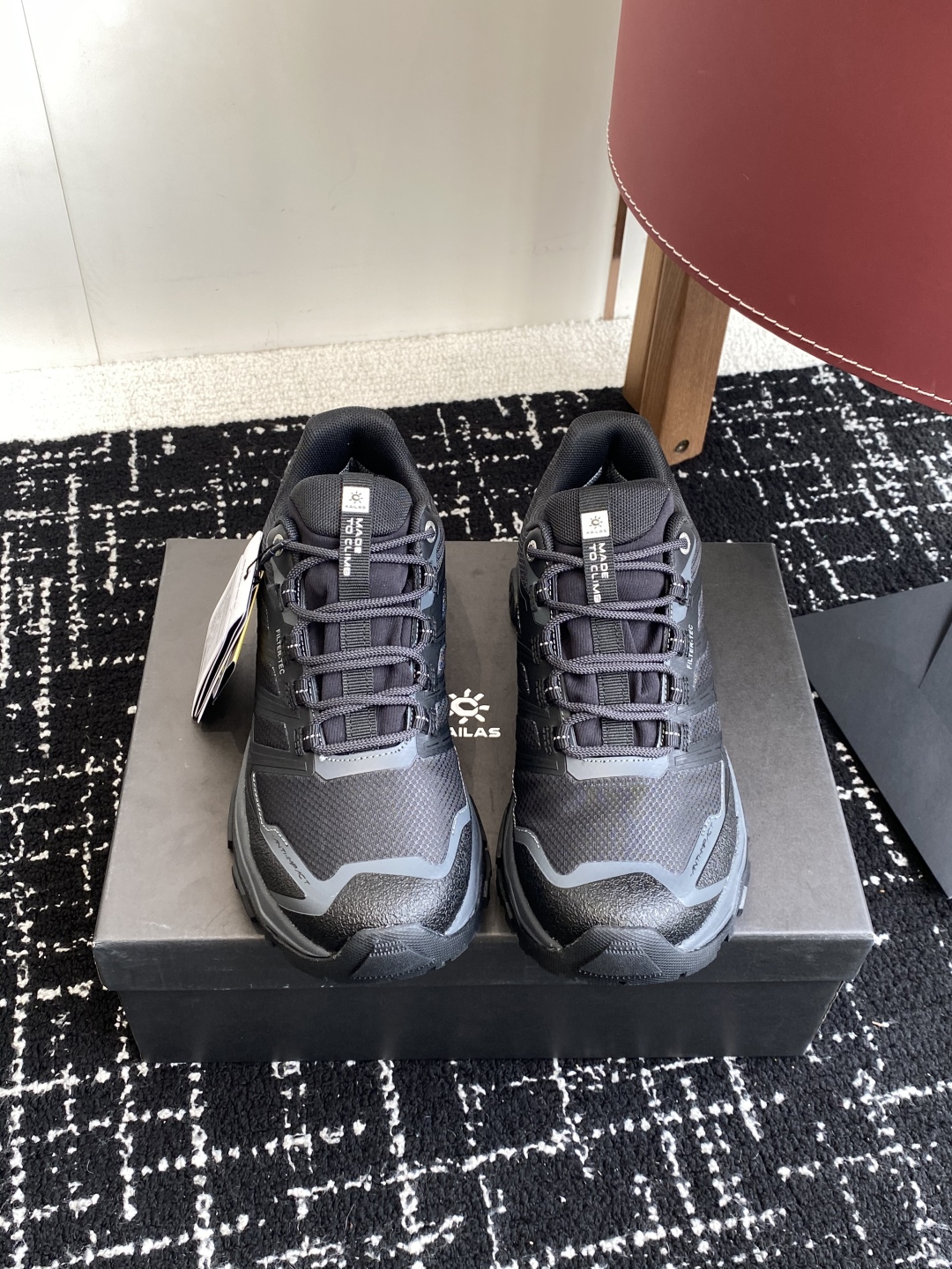 东莞代购级
凯乐石KAILAS 远征5 FLT 舒适简约经典登山 防滑耐磨防水 低帮 徒步鞋！

采用V
