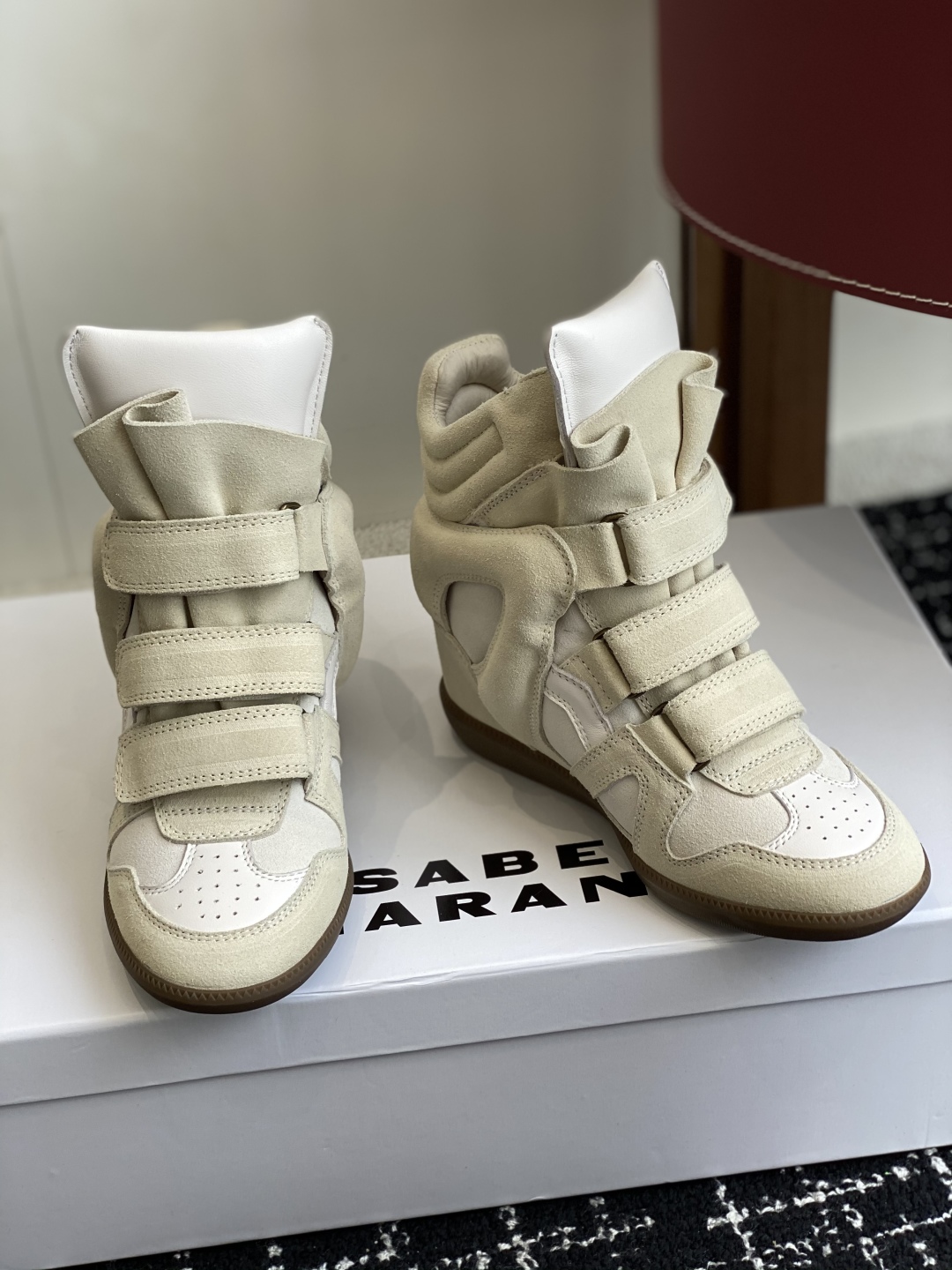 代购级
ISABEL MARANT 伊莎贝尔25款秋冬新款

INS网红博主热推！一双简单又不失高级的靴