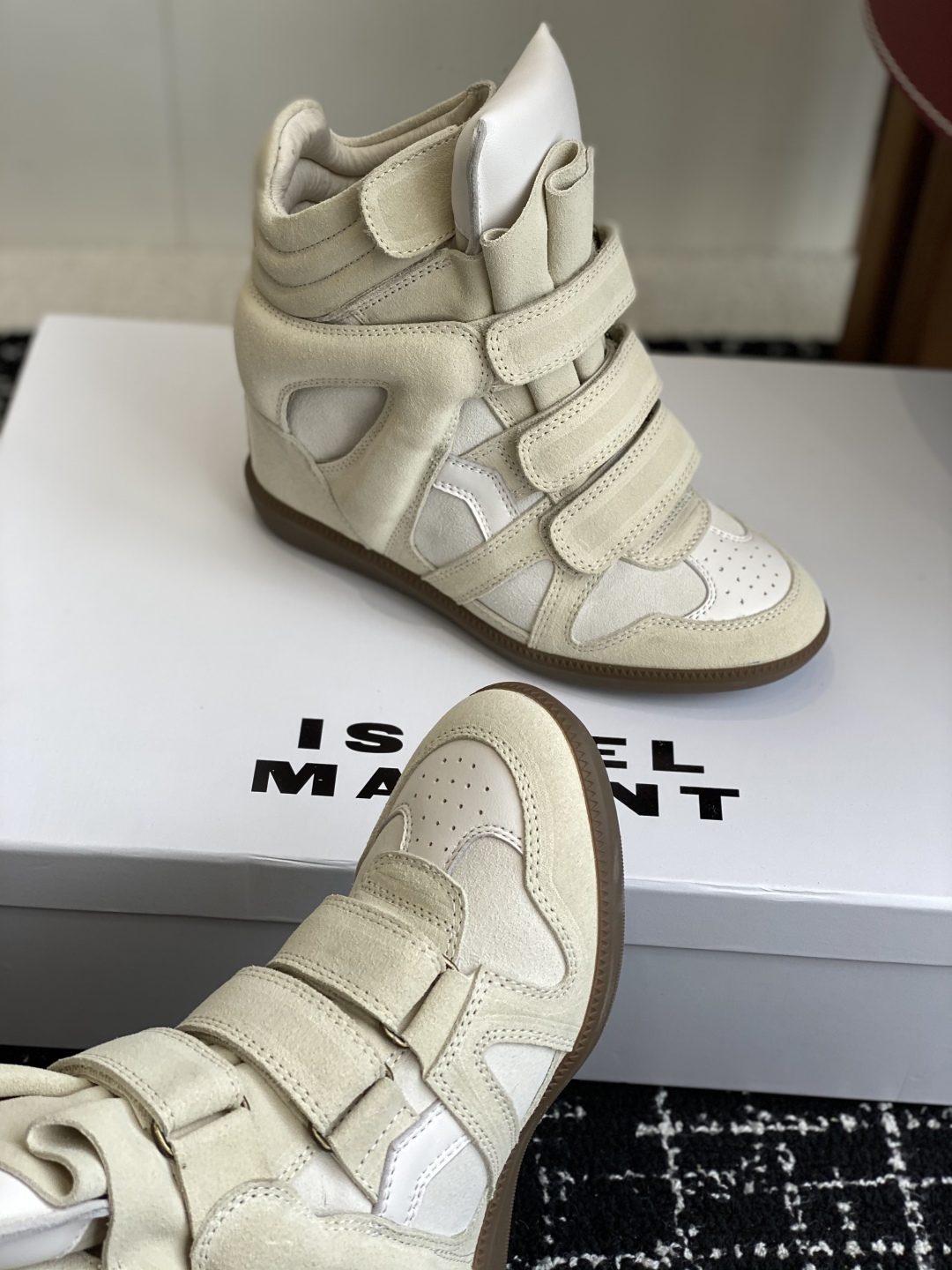 代购级
ISABEL MARANT 伊莎贝尔25款秋冬新款

INS网红博主热推！一双简单又不失高级的靴