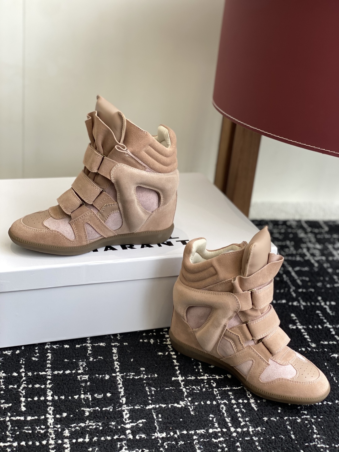 代购级
ISABEL MARANT 伊莎贝尔25款秋冬新款

INS网红博主热推！一双简单又不失高级的靴