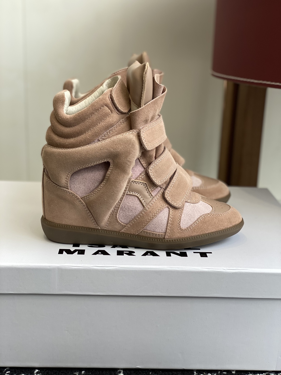 代购级
ISABEL MARANT 伊莎贝尔25款秋冬新款

INS网红博主热推！一双简单又不失高级的靴