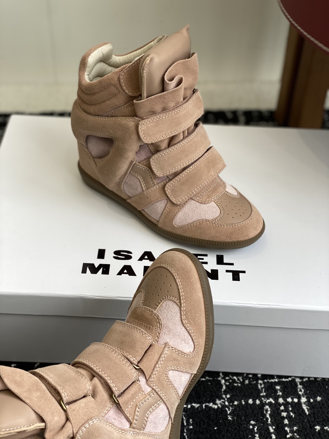 代购级
ISABEL MARANT 伊莎贝尔25款秋冬新款

INS网红博主热推！一双简单又不失高级的靴