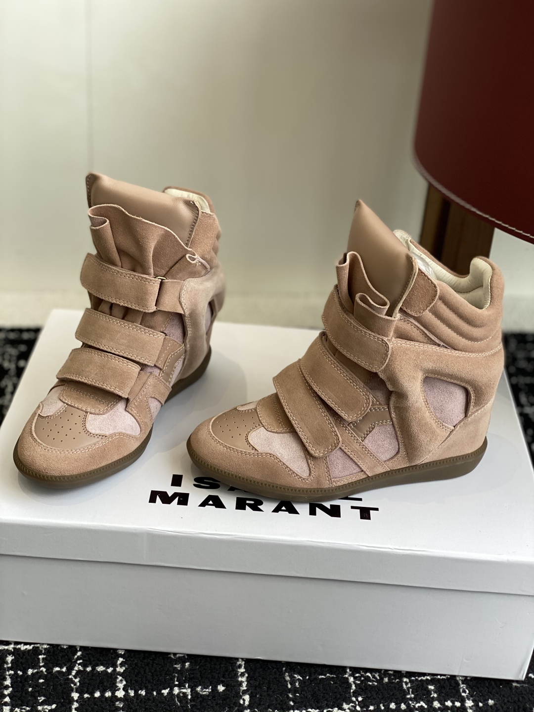 代购级
ISABEL MARANT 伊莎贝尔25款秋冬新款

INS网红博主热推！一双简单又不失高级的靴
