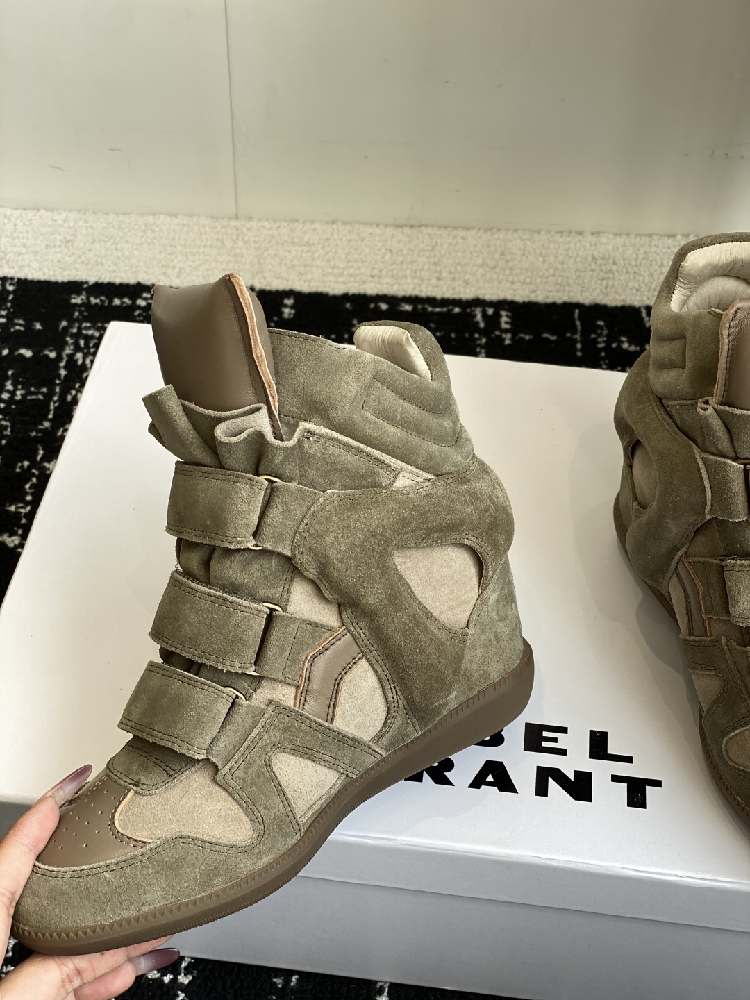 代购级
ISABEL MARANT 伊莎贝尔25款秋冬新款

INS网红博主热推！一双简单又不失高级的靴
