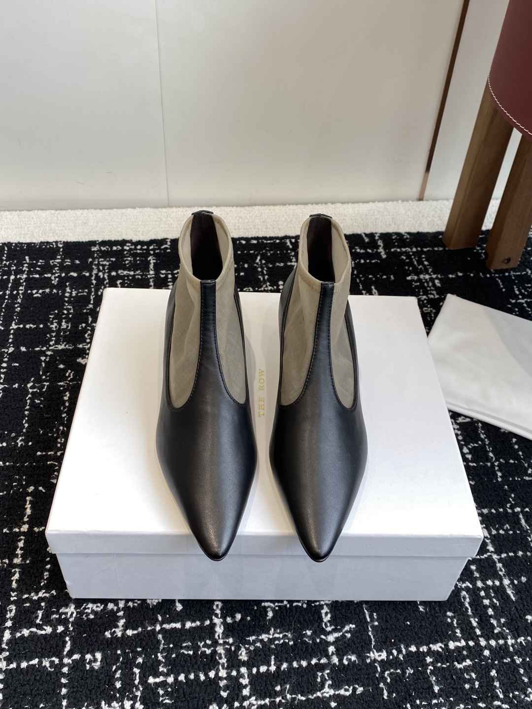 代购级The Row 2025极简奢华再一次精准落地
这双 Mesh Knee-High Boots