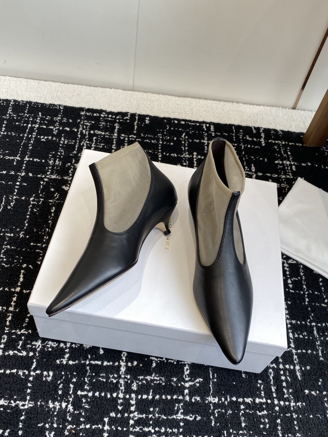 代购级The Row 2025极简奢华再一次精准落地
这双 Mesh Knee-High Boots