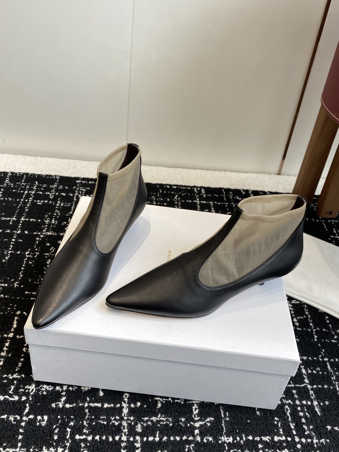 代购级The Row 2025极简奢华再一次精准落地
这双 Mesh Knee-High Boots