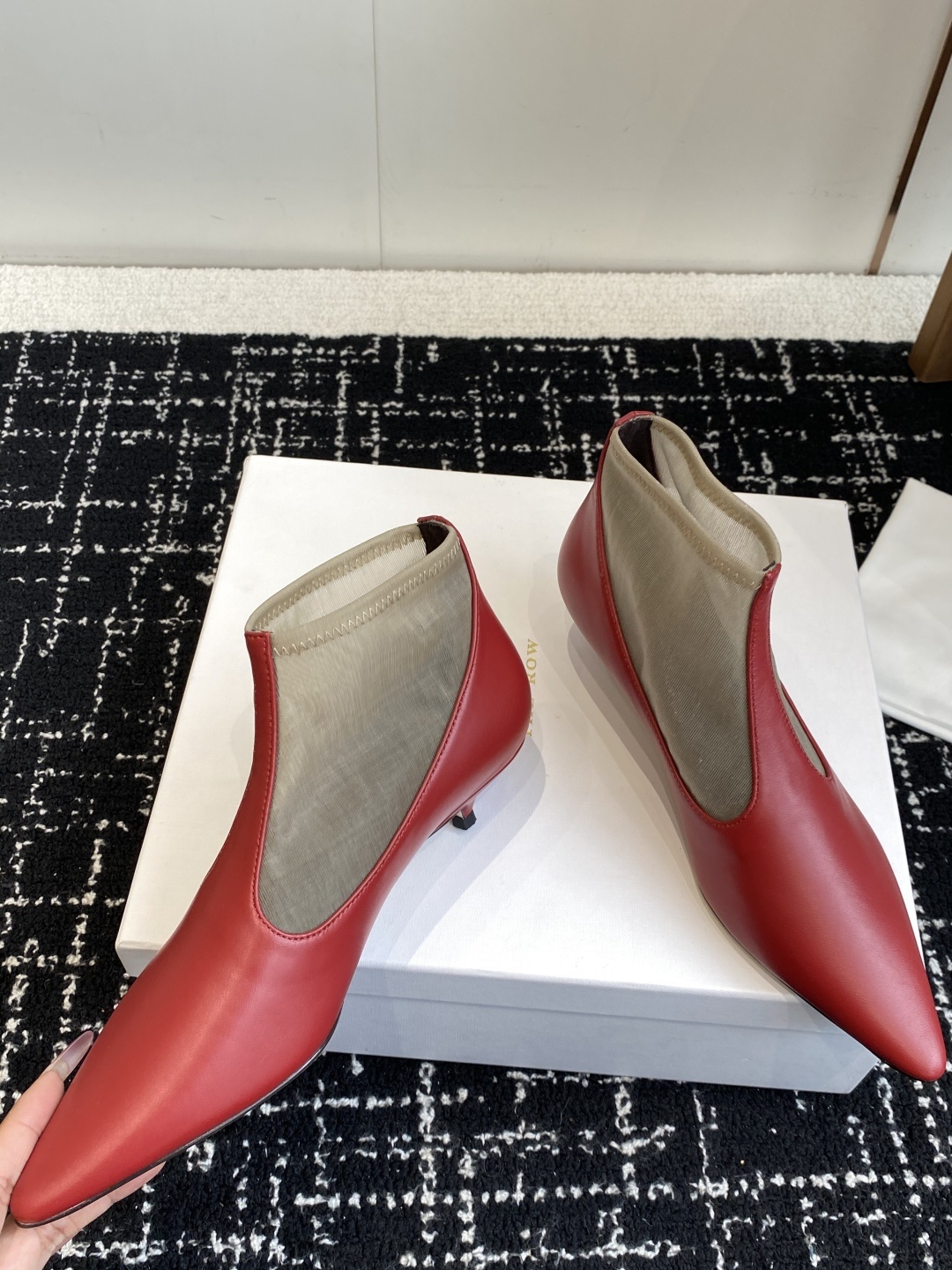 代购级The Row 2025极简奢华再一次精准落地
这双 Mesh Knee-High Boots