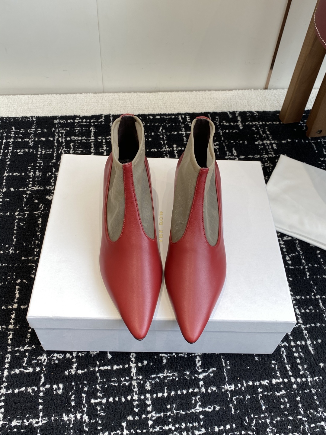 代购级The Row 2025极简奢华再一次精准落地
这双 Mesh Knee-High Boots