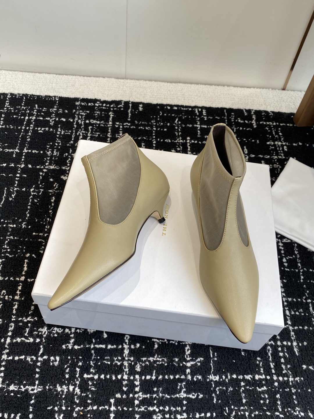 代购级The Row 2025极简奢华再一次精准落地
这双 Mesh Knee-High Boots