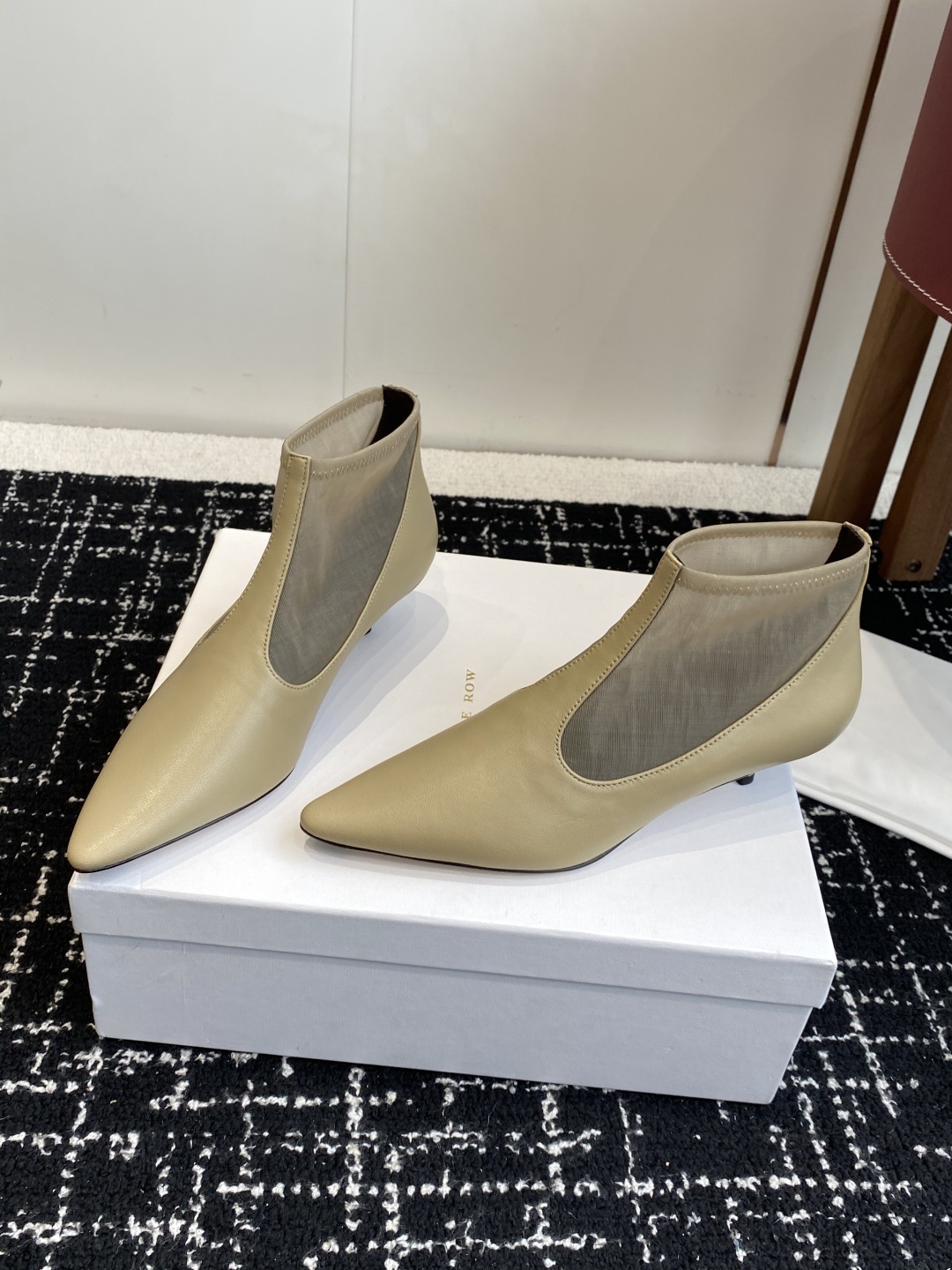 代购级The Row 2025极简奢华再一次精准落地
这双 Mesh Knee-High Boots