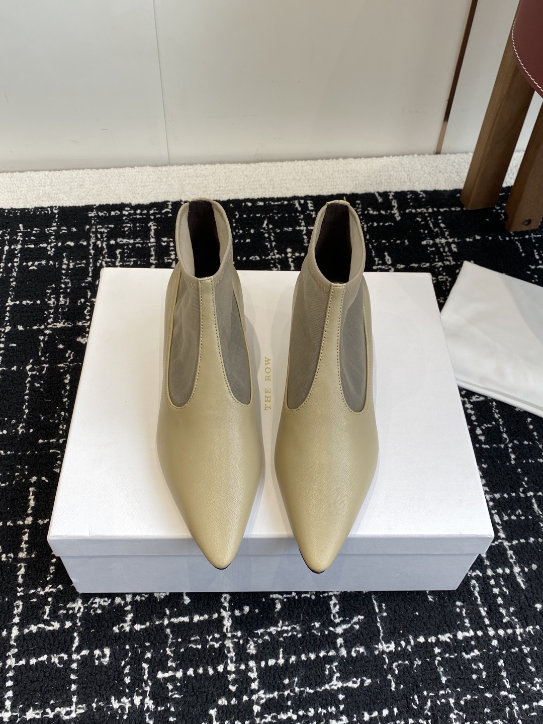 代购级The Row 2025极简奢华再一次精准落地
这双 Mesh Knee-High Boots