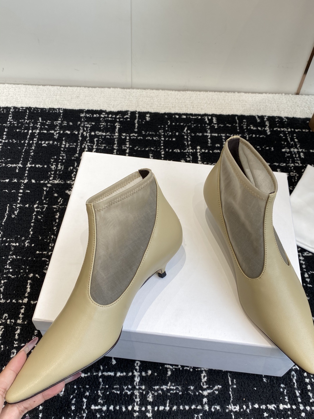 代购级The Row 2025极简奢华再一次精准落地
这双 Mesh Knee-High Boots
