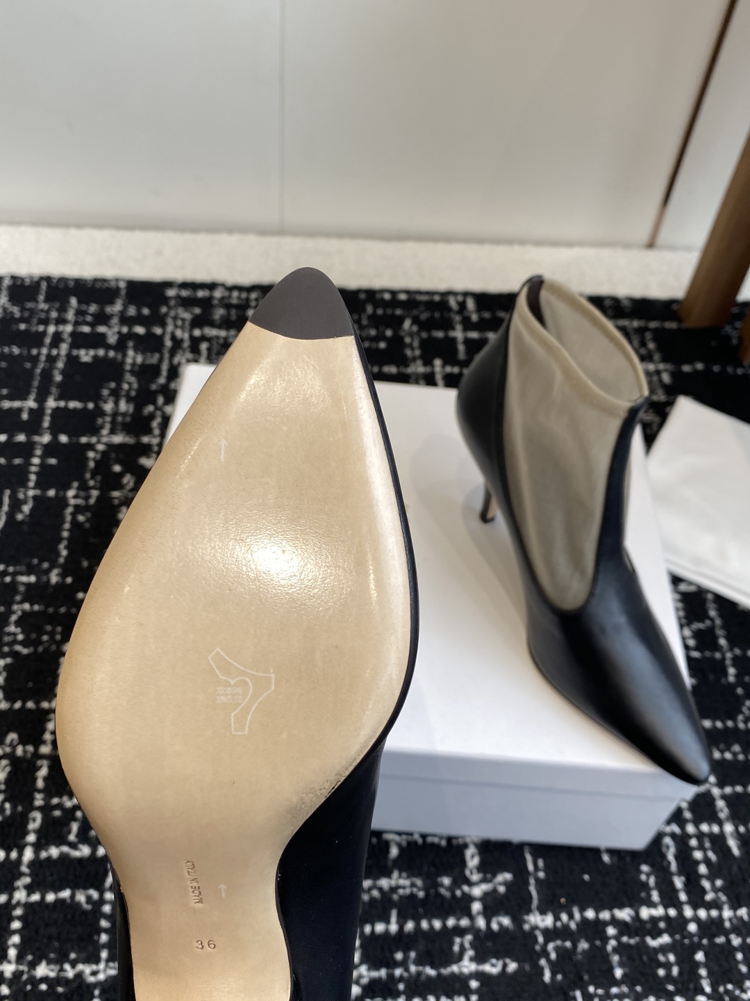 代购级The Row 2025极简奢华再一次精准落地 
这双 Mesh Knee-High Boots 