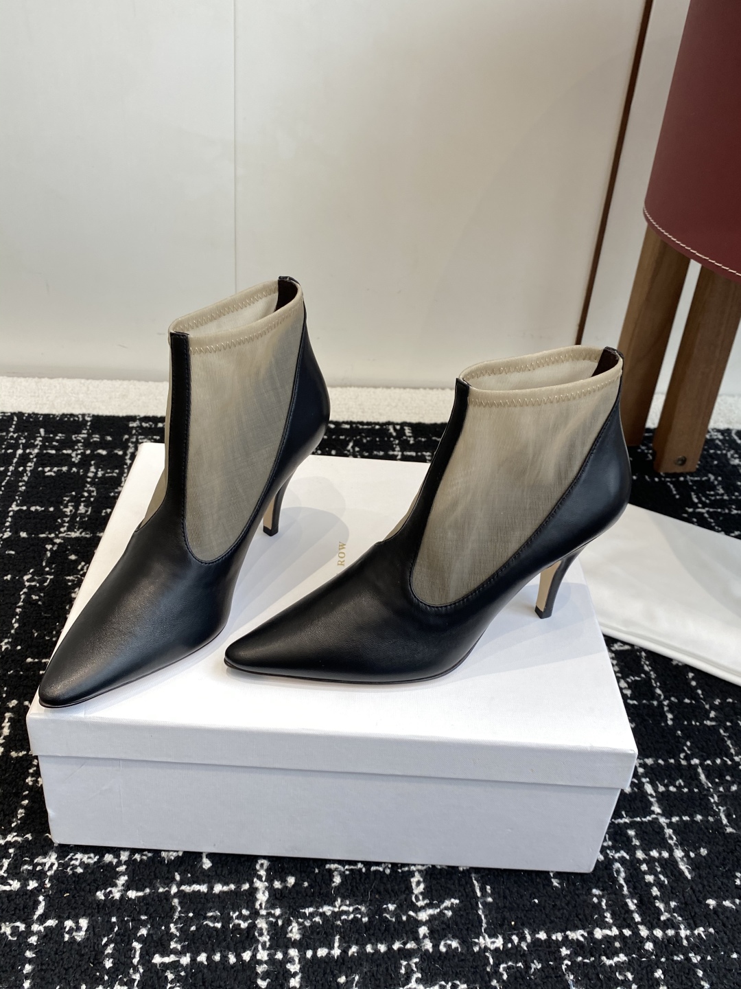 代购级The Row 2025极简奢华再一次精准落地 
这双 Mesh Knee-High Boots 
