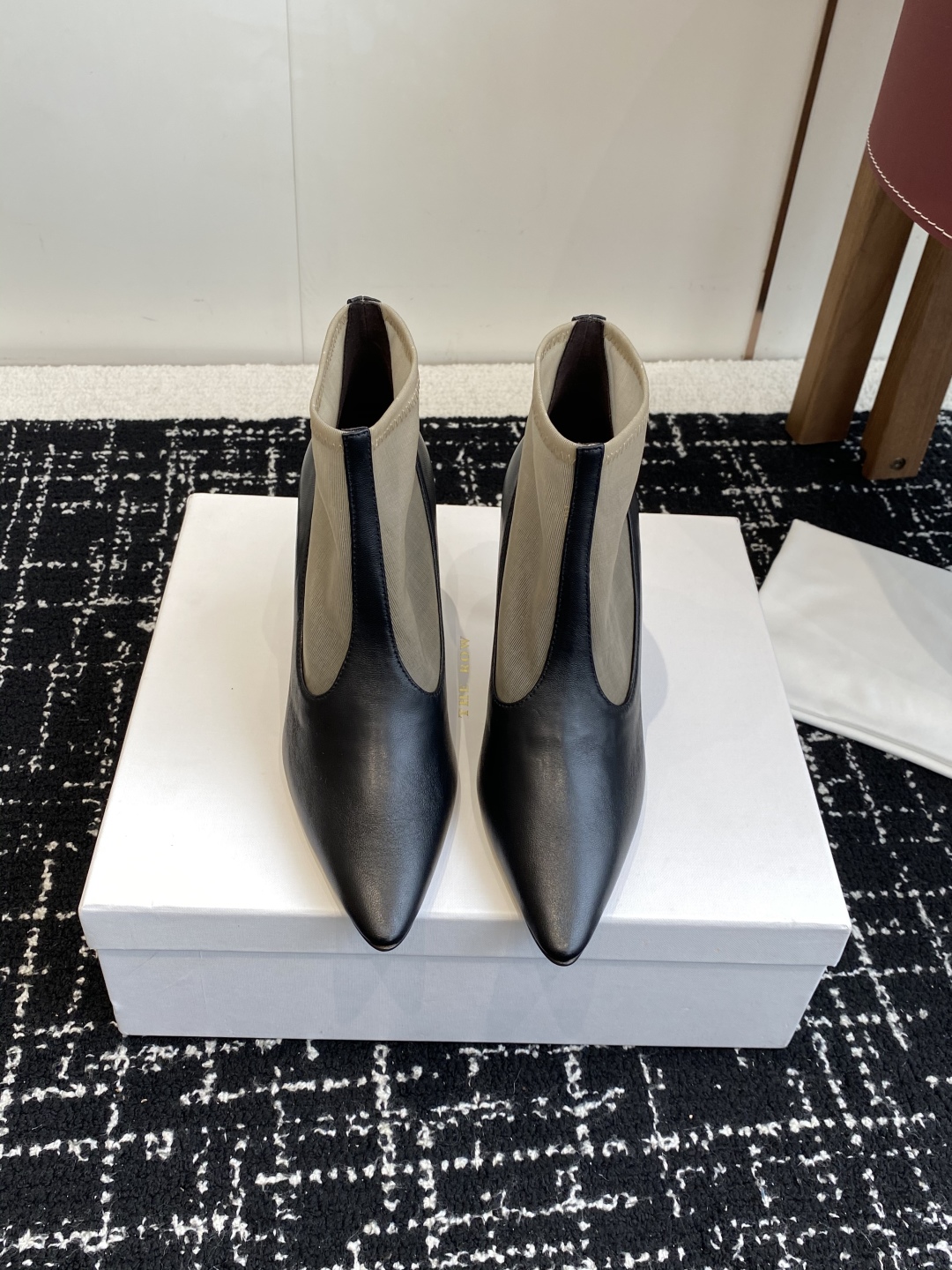 代购级The Row 2025极简奢华再一次精准落地 
这双 Mesh Knee-High Boots 