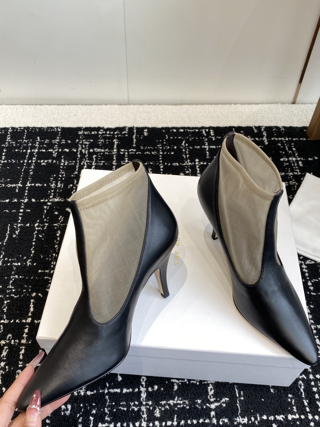 代购级The Row 2025极简奢华再一次精准落地 
这双 Mesh Knee-High Boots 