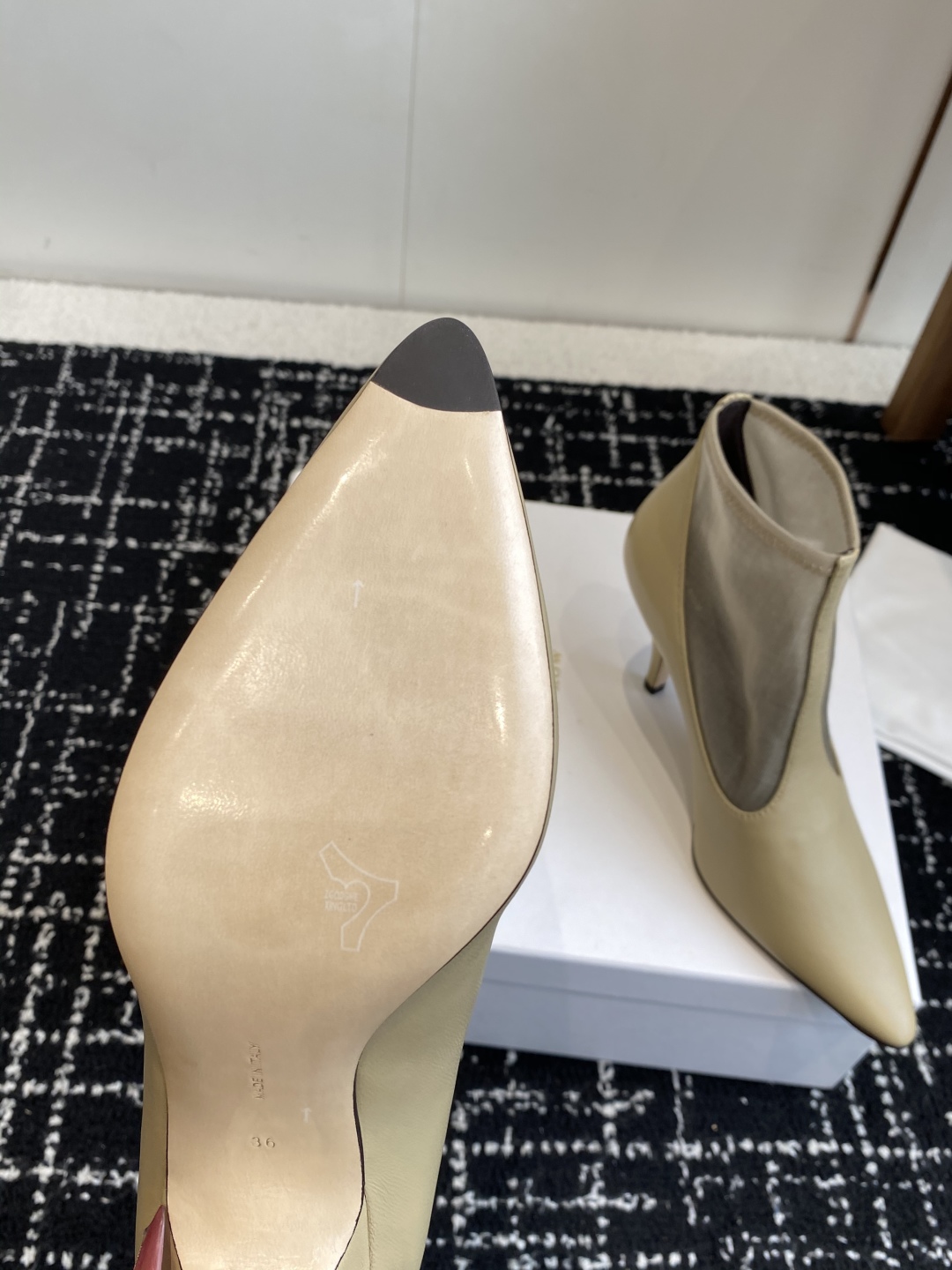 代购级The Row 2025极简奢华再一次精准落地 
这双 Mesh Knee-High Boots 