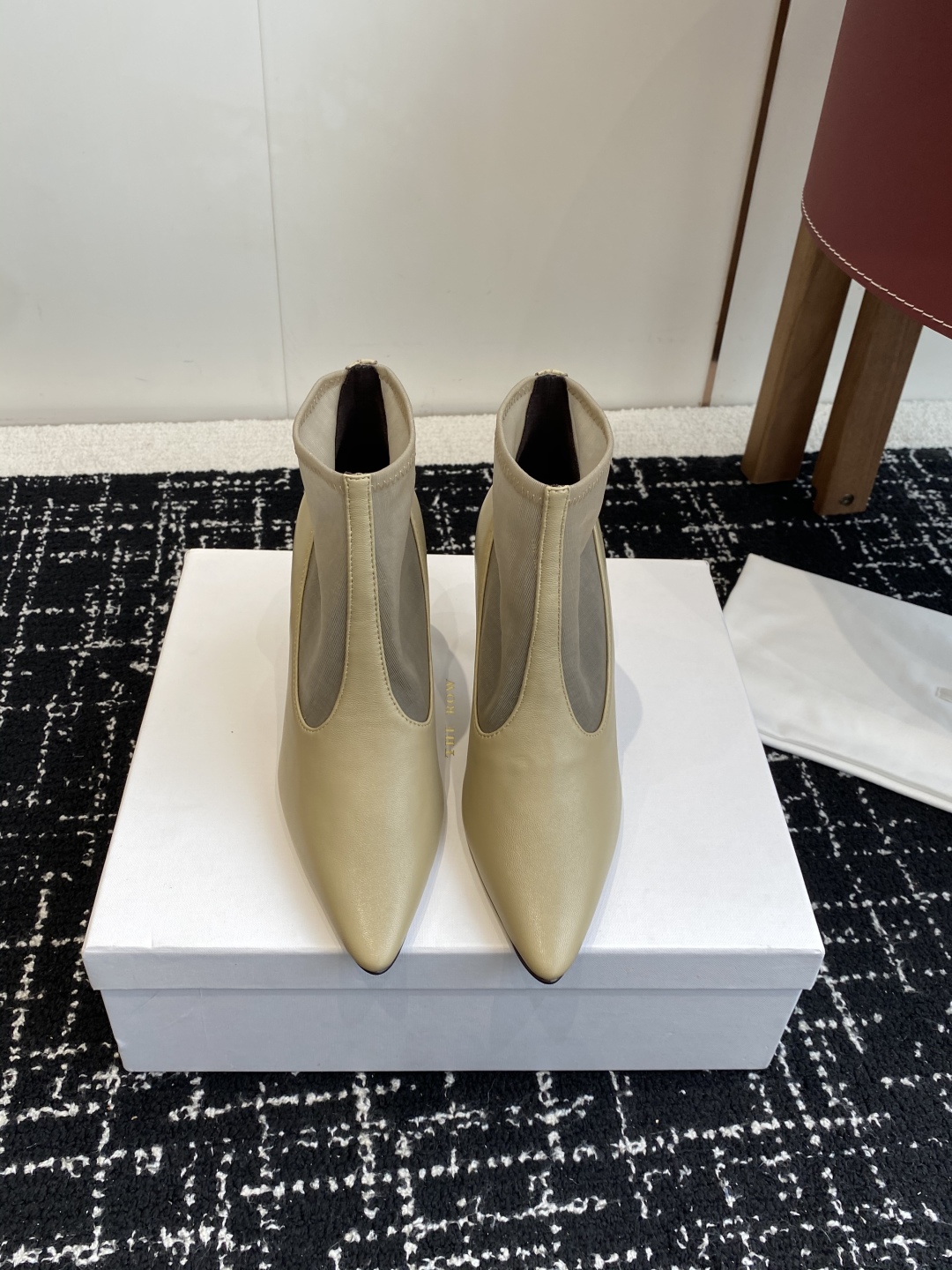 代购级The Row 2025极简奢华再一次精准落地 
这双 Mesh Knee-High Boots 