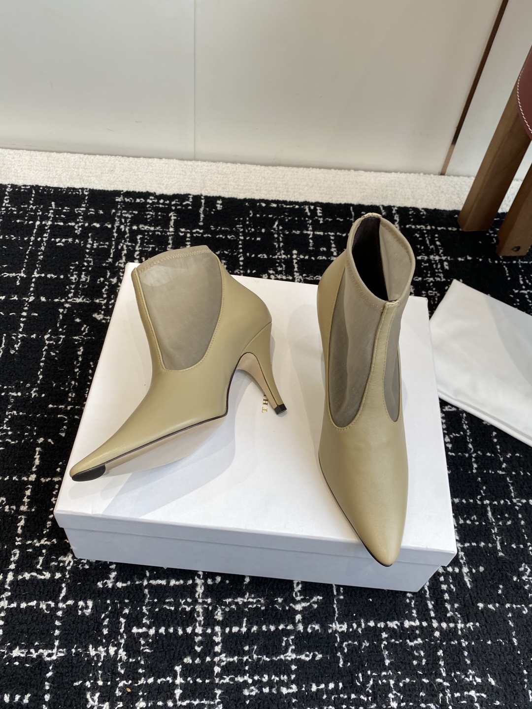代购级The Row 2025极简奢华再一次精准落地 
这双 Mesh Knee-High Boots 