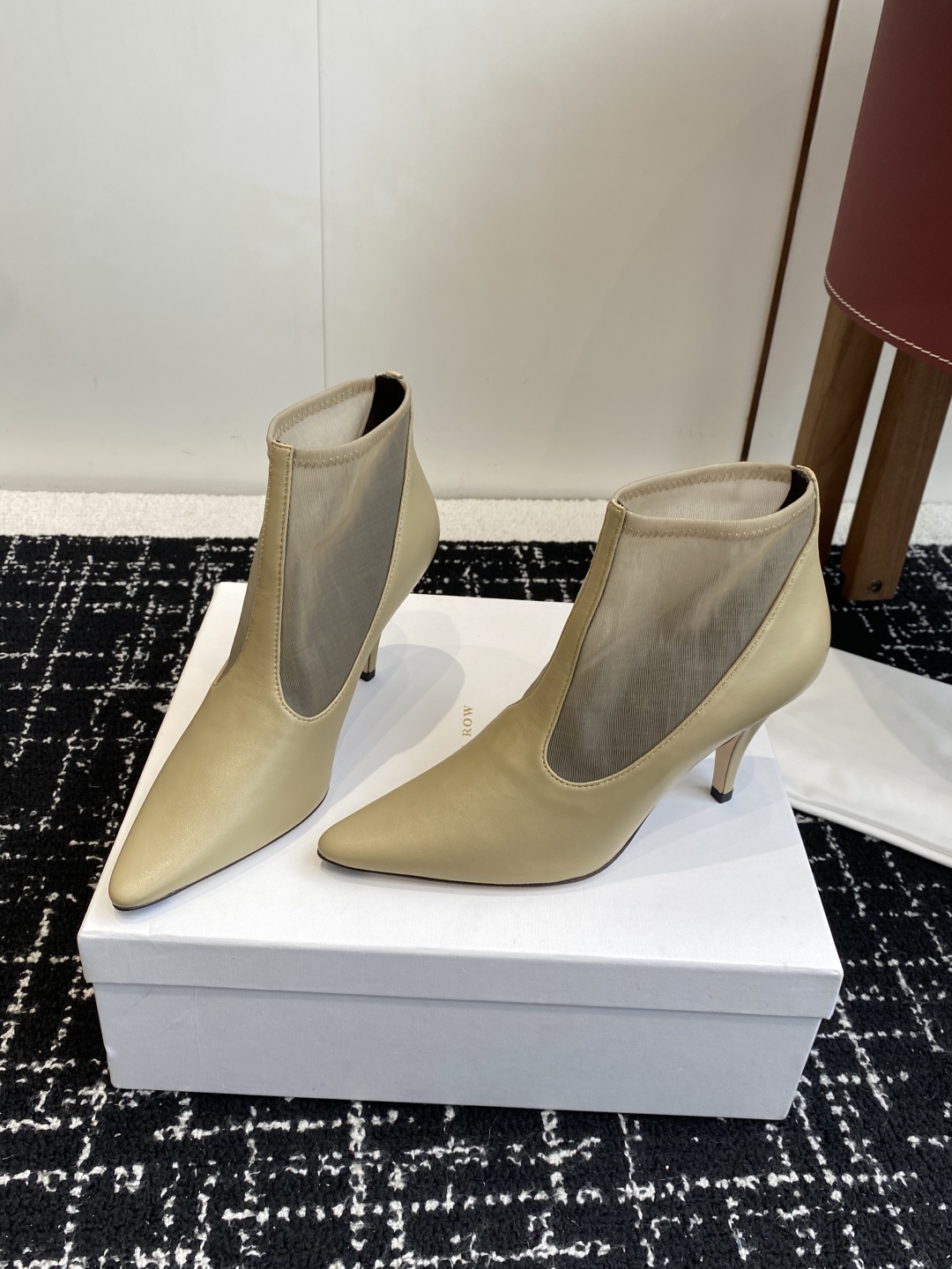 代购级The Row 2025极简奢华再一次精准落地 
这双 Mesh Knee-High Boots 
