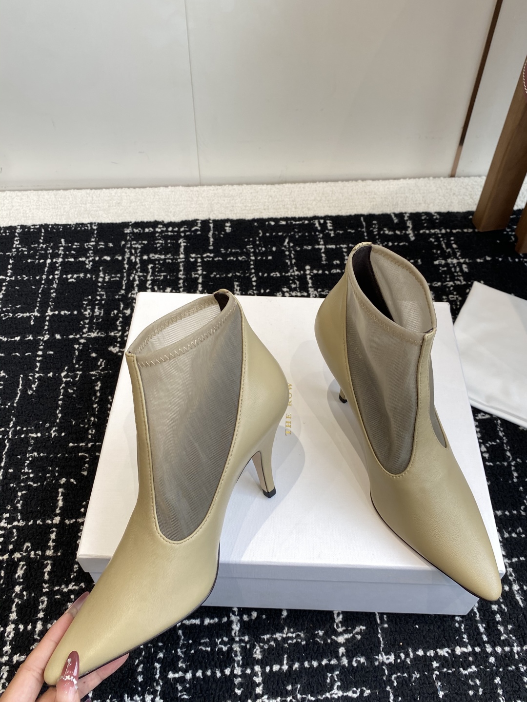 代购级The Row 2025极简奢华再一次精准落地 
这双 Mesh Knee-High Boots 