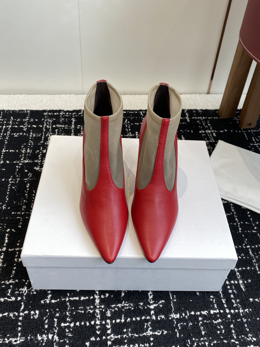 代购级The Row 2025极简奢华再一次精准落地 
这双 Mesh Knee-High Boots 